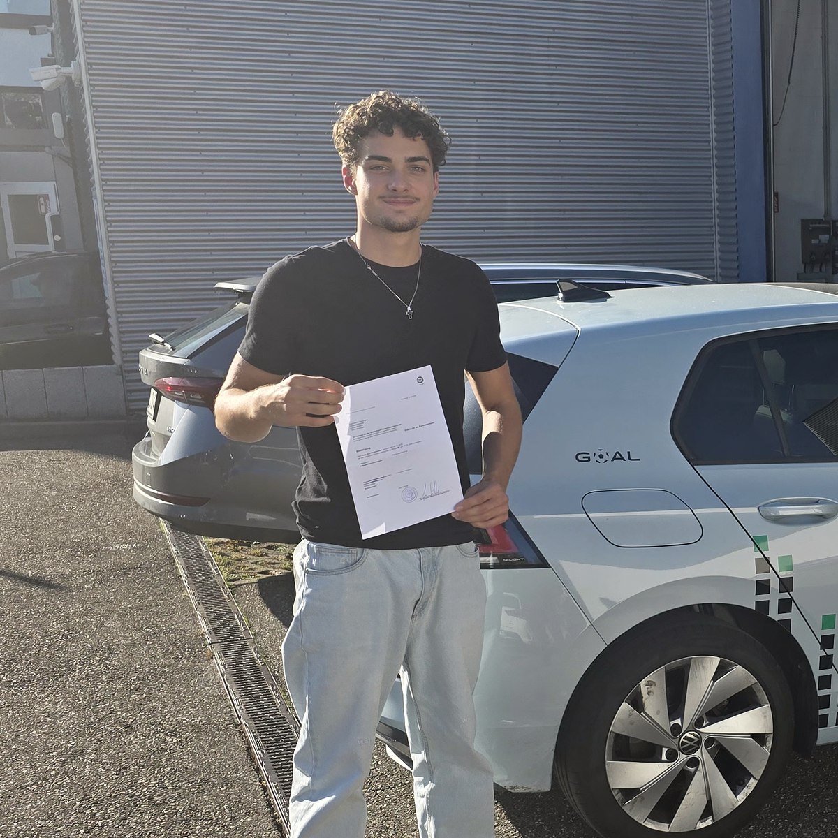 Felix nach seiner bestandenen praktischen Prüfung bei FahrPuls in Schorndorf.