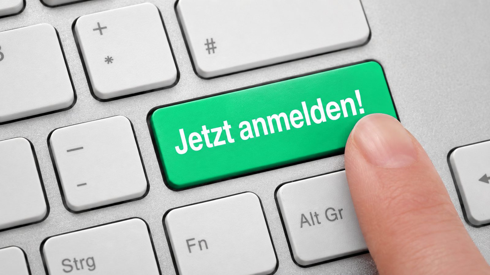 Grüne Tastaturtaste mit der Aufschrift „Jetzt anmelden!“