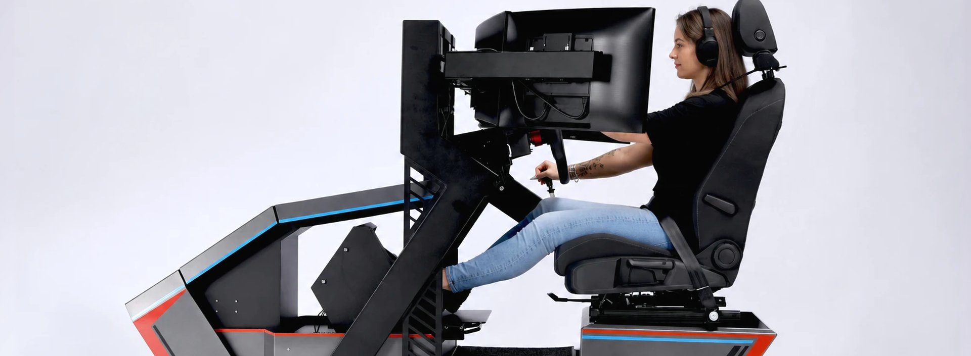 Fahrschülerin mit Headset im Premium-Fahrsimulator der Fahrschule FahrPuls — risikofreies Üben im Rems-Murr-Kreis